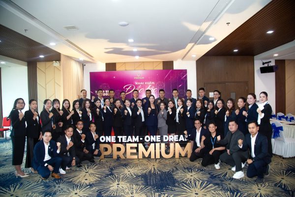 Đội ngũ nhân viên nhiệt huyết tại Premium trong sự kiện khai xuân đầu năm
