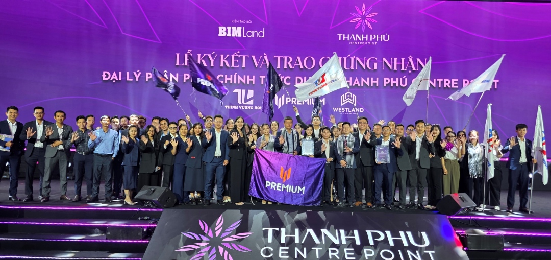 Đội ngũ chuyên viên tư vấn BĐS Premium tự hào tại lễ ra quân