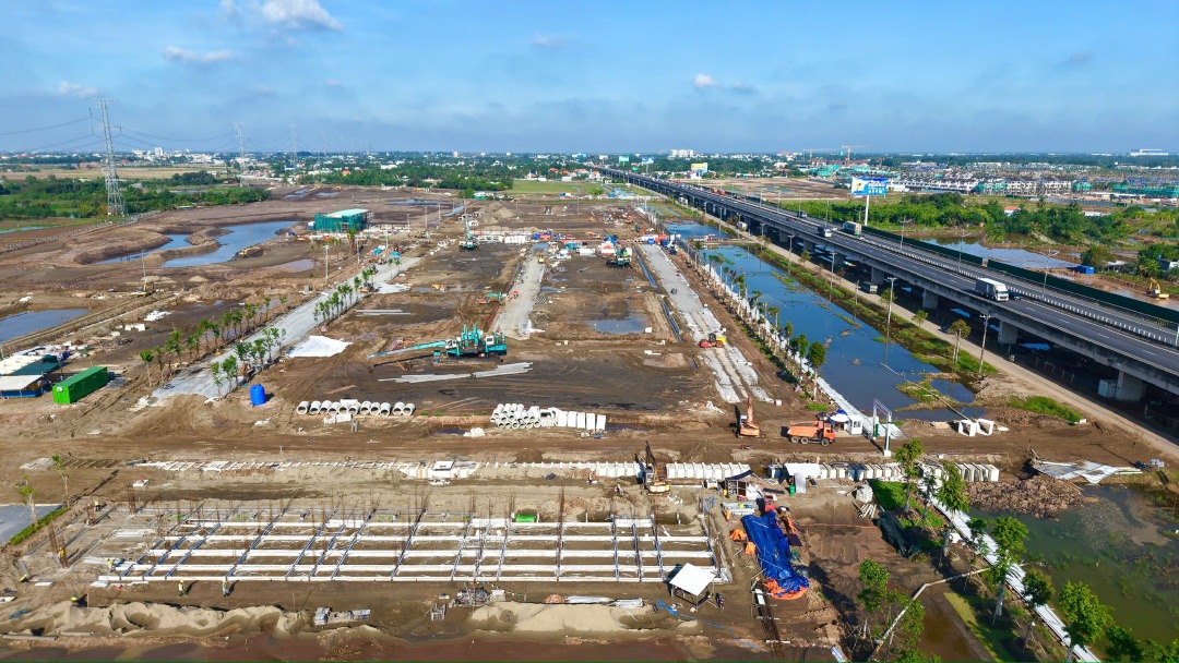 Toàn cảnh công trường dự án Thanh Phú Centre Point nhìn từ trên cao với các thiết bị cơ giới đang hoạt động