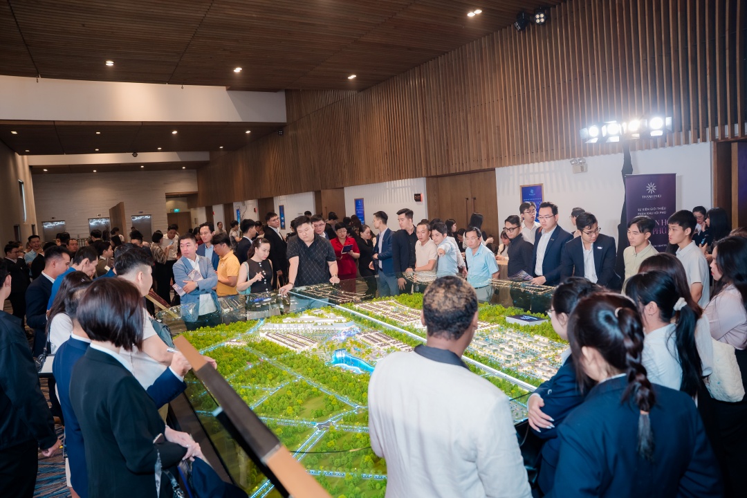 Khách hàng được tư vấn tại sa bàn Thanh Phú Centre Point