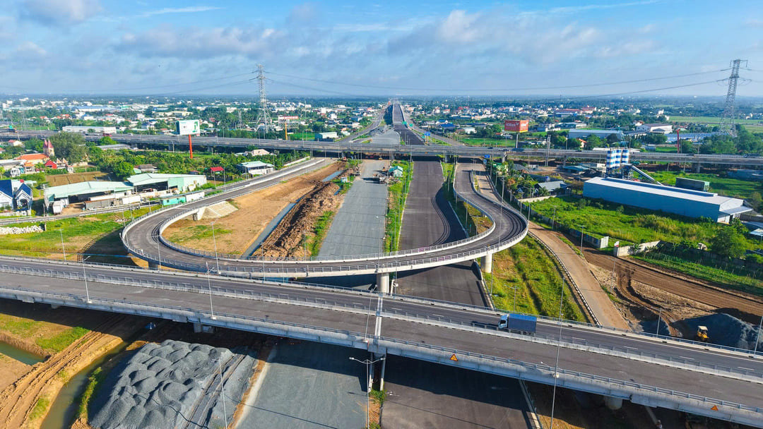 Tiến độ thảm nhựa asphalt mặt đường và cầu vượt tại nút giao Mỹ Yên