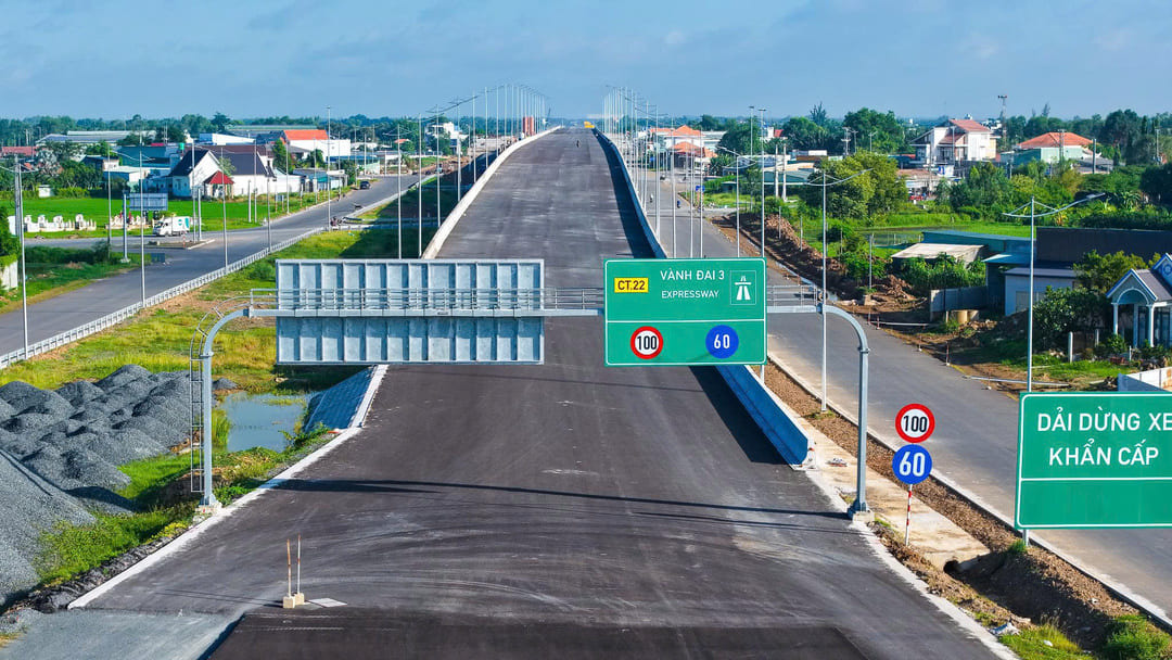 Hệ thống biển báo giao thông và giá long môn tại nút giao Mỹ Yên