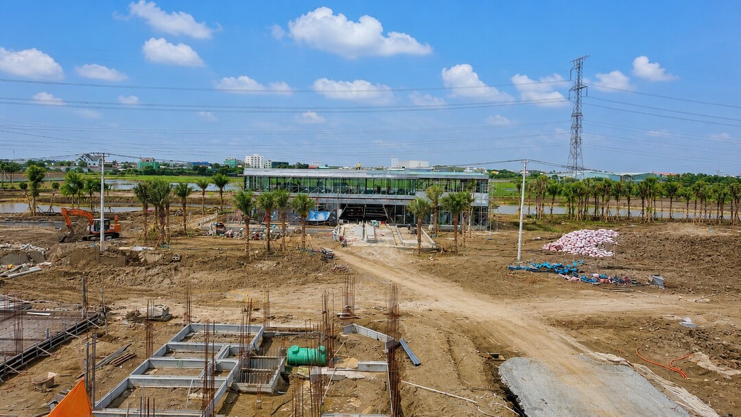 Thiết bị cơ giới thi công san lấp mặt bằng quanh trục Sales Gallery