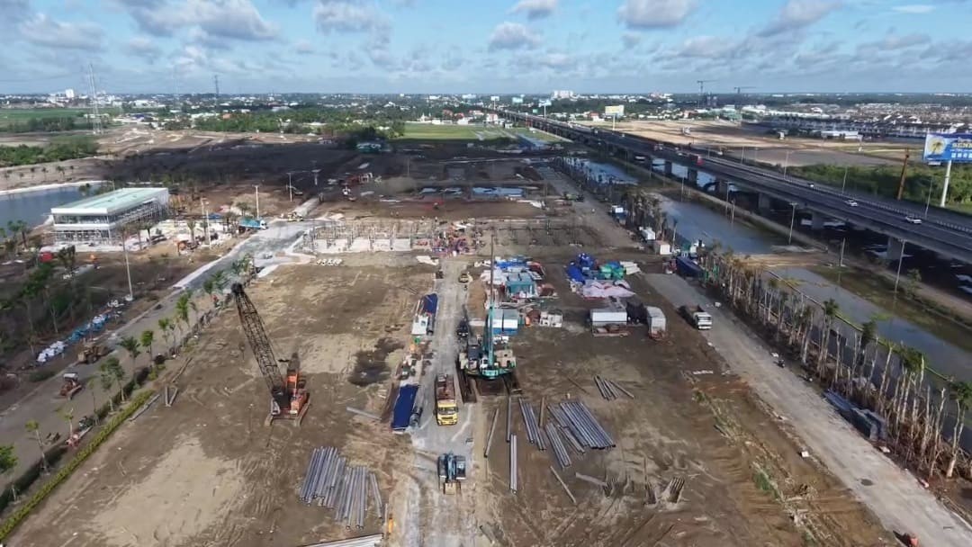 Không khí thi công rầm rộ với nhiều máy móc cơ giới tại công trường Thanh Phú Centre Point