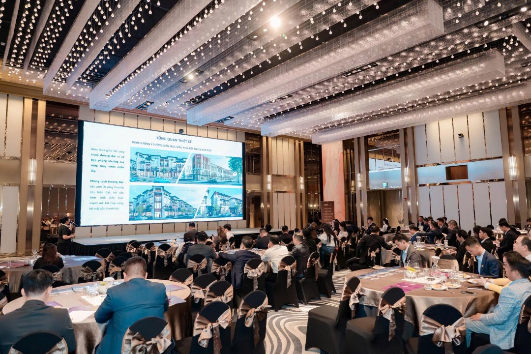 Đại diện BIM Group trình bày về hệ sinh thái đa ngành của tập đoàn tại sự kiện