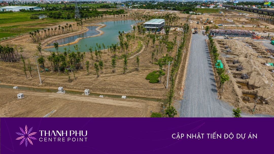Máy móc cơ giới hạng nặng đang san lấp và lu lèn nền hạ tại Thanh Phú Centre Point