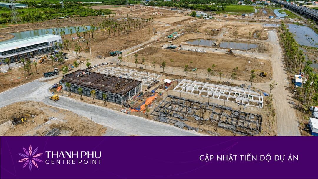 Góc nhìn từ trên cao phân khu shophouse và trục đường chính đang hoàn thiện lớp đá base