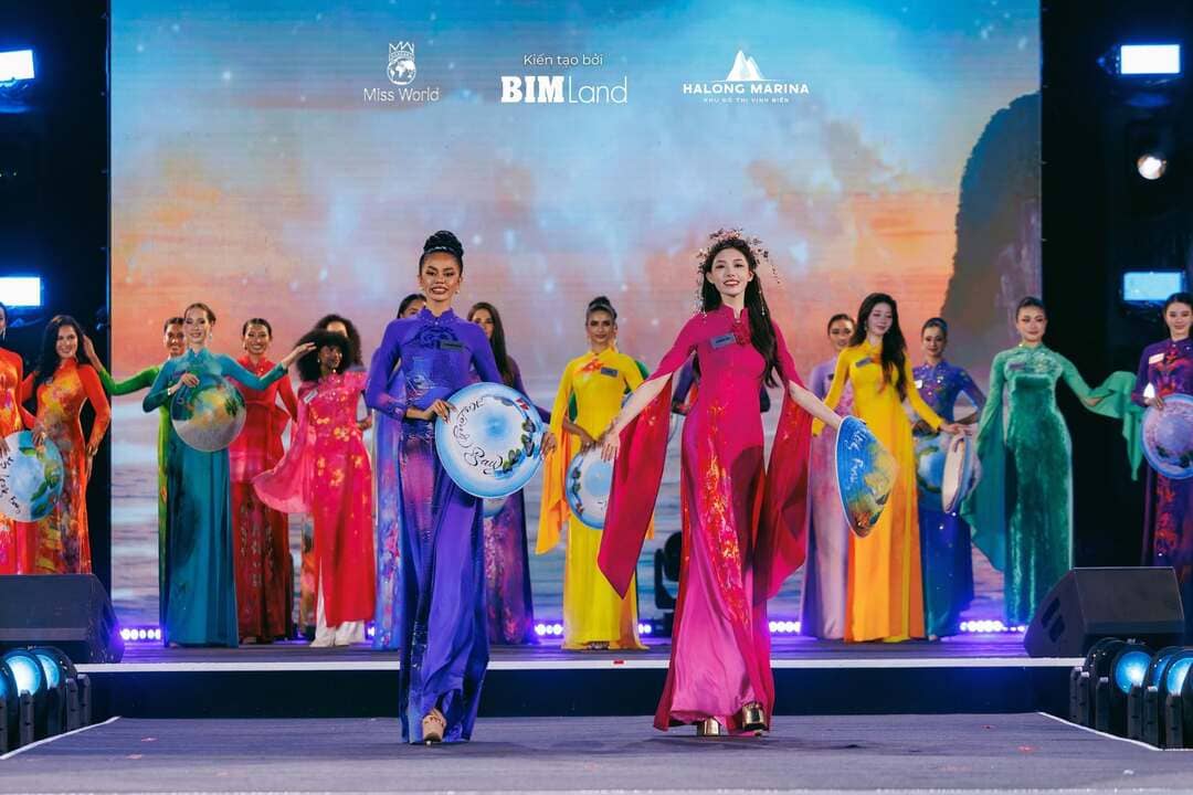 Phần trình diễn áo dài truyền thống của các thí sinh Miss World