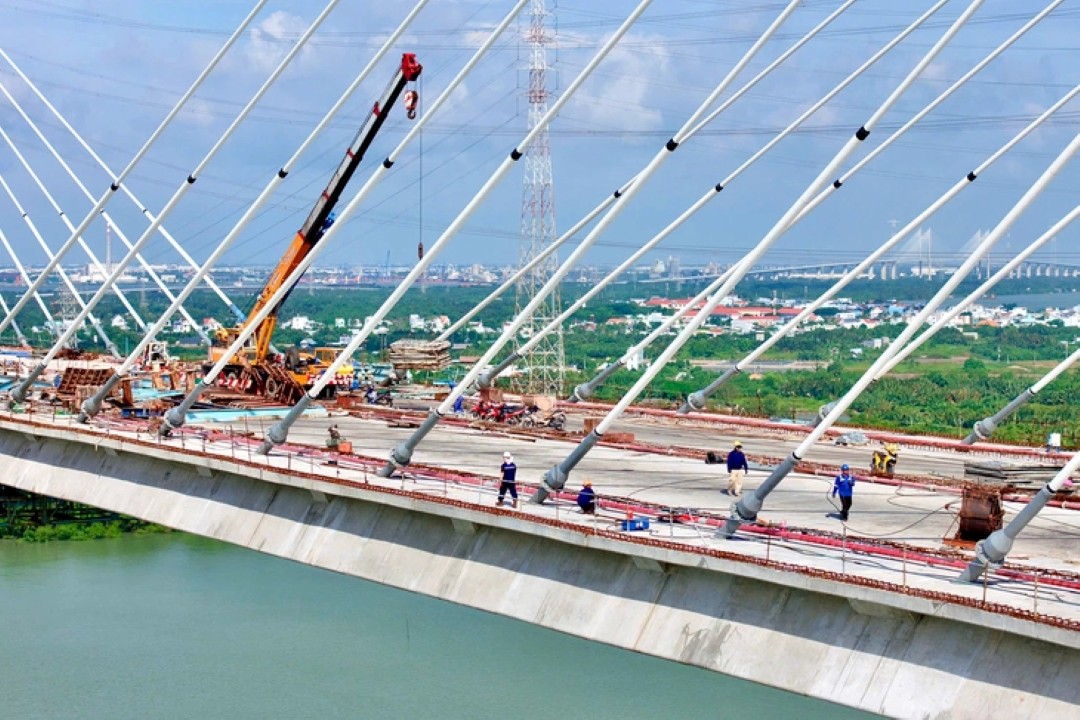 Hàng trăm kỹ sư công nhân đẩy mạnh thi công các hạng mục cuối cùng trên cầu Phước Khánh